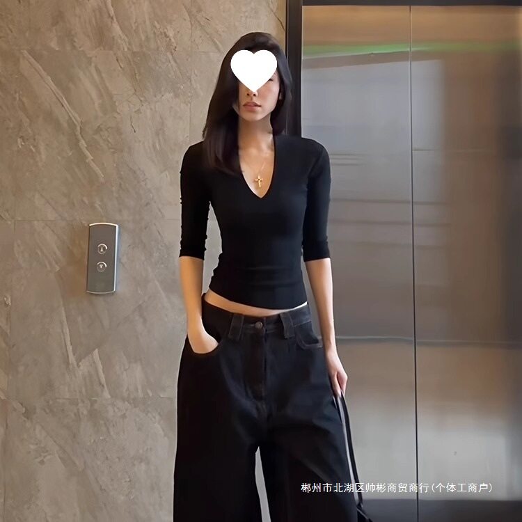 跨境辣妹风正肩V领黑色T恤女装夏季新特别致修身显瘦中袖短衣印花