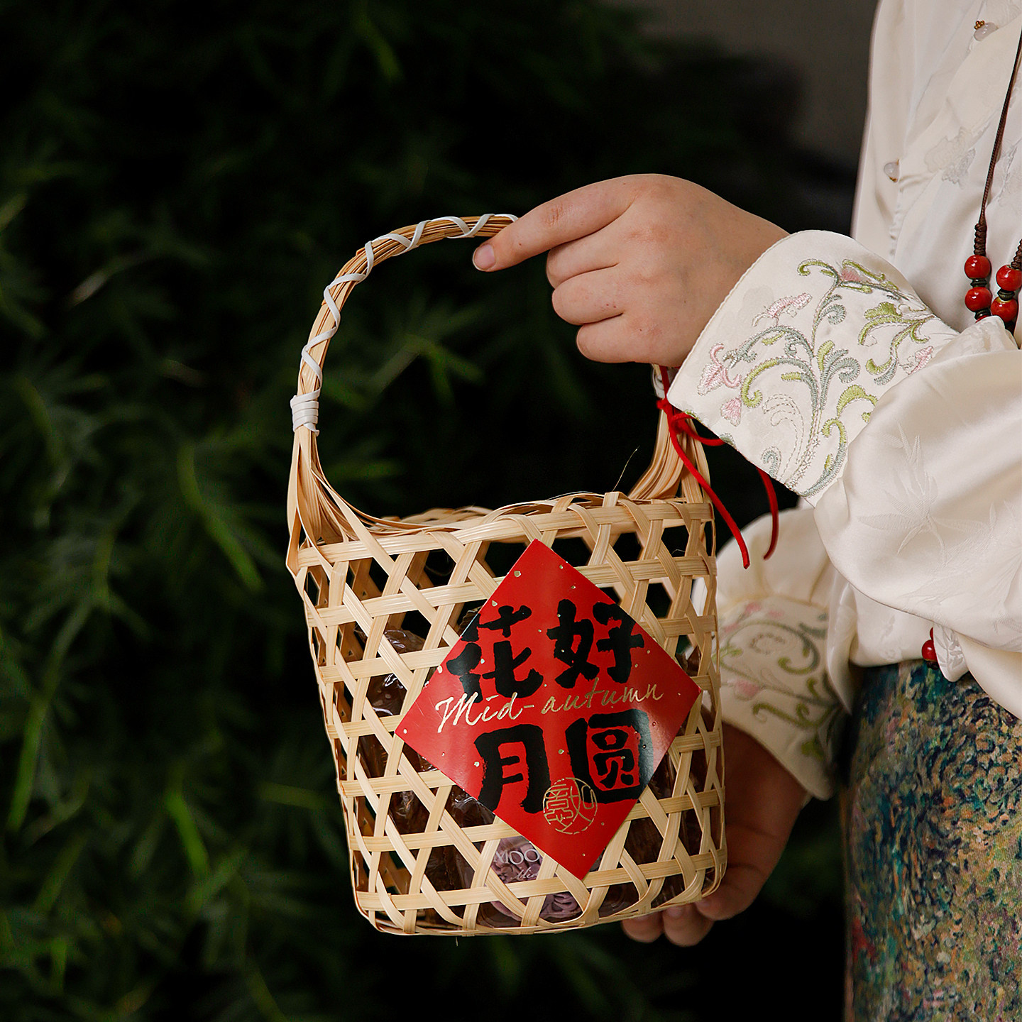 月饼礼盒国风伴手礼手提篮2026新款中秋创意蛋黄酥月饼竹编灯笼盒