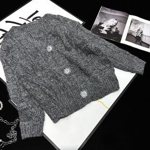 CCA自制镶钻装饰立体莲花纽扣V领灰色毛衣外套高级感女士针织开衫