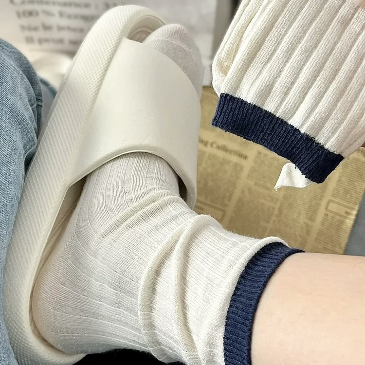 上学季新款上新啦！！学院风真的好奈斯！撞色布标袜子好特别～