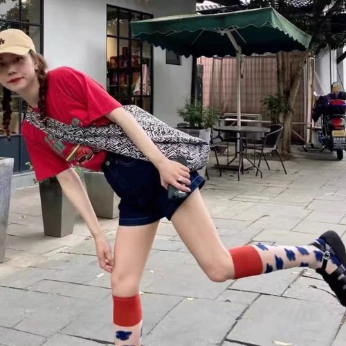 又吸睛了啊啊啊！回头率超高的小腿袜～红蓝配色好学院风