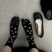tabi女孩在吗？马吉拉分趾袜来啦 黑色花朵点缀狠狠爱上了～