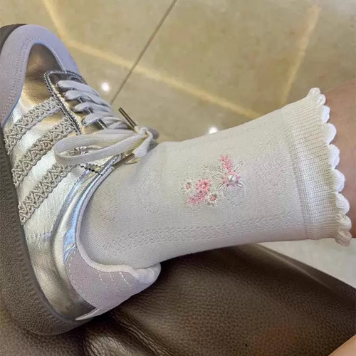 清冷感~新中式堆堆袜也太好看了!花朵刺绣好温柔干净~氛围感jue了