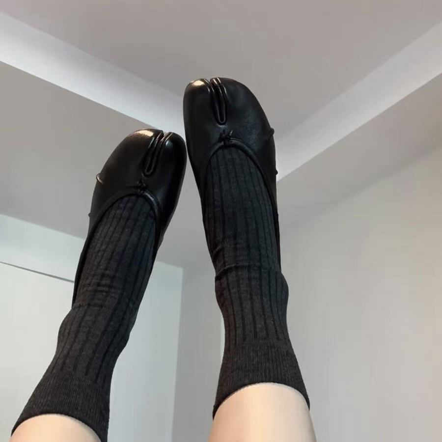miu里miu气的深灰色分趾袜也太适合tabi女孩了！简简单单的好看~