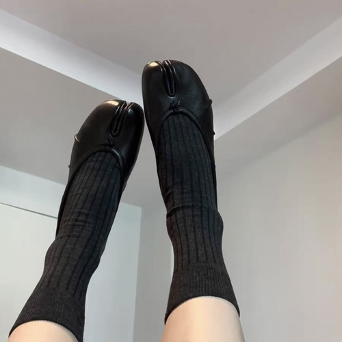 miu里miu气的深灰色分趾袜也太适合tabi女孩了！简简单单的好看~