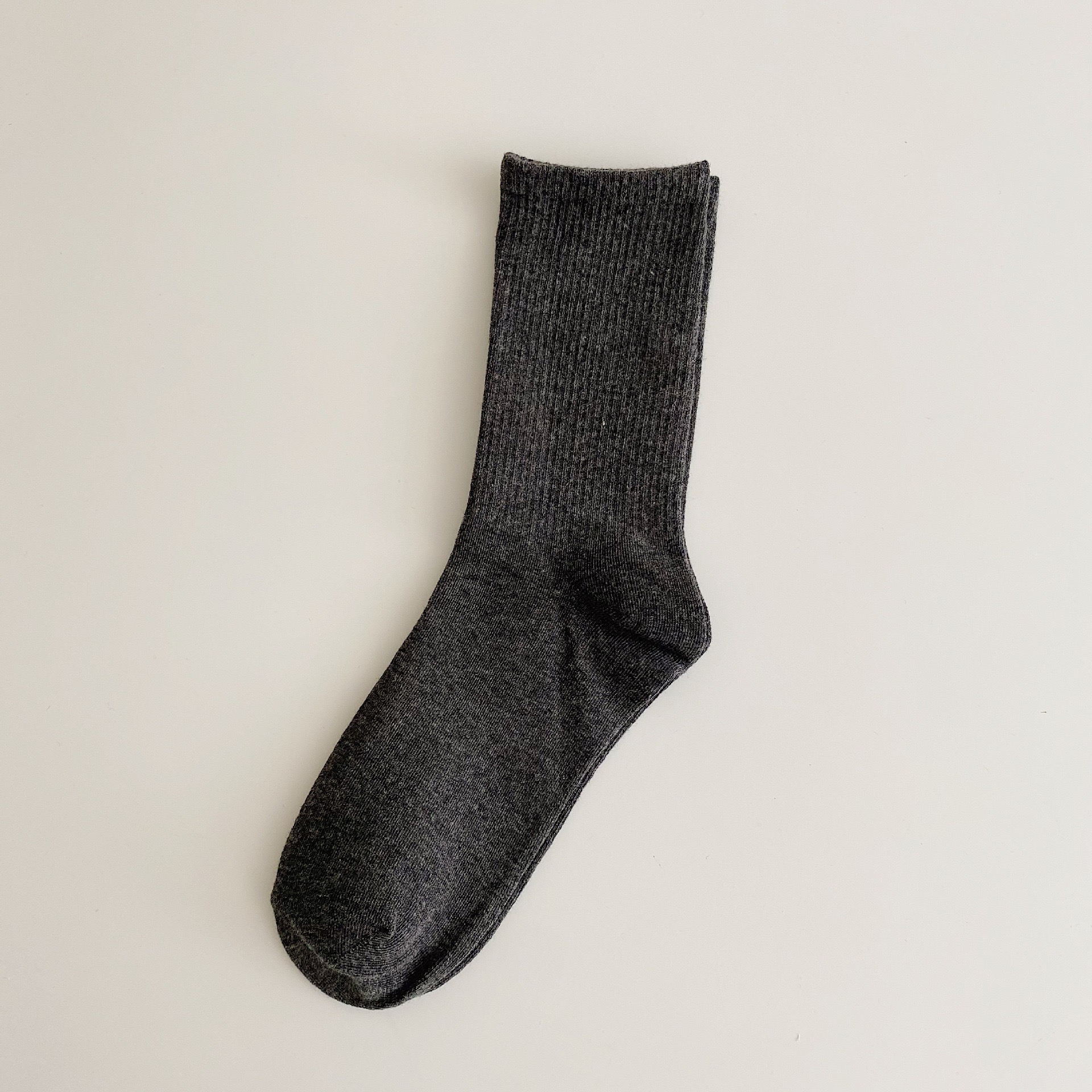 喜欢烟灰色~有种日杂感!深灰色袜子显质感,竖条纹中筒袜微压显瘦