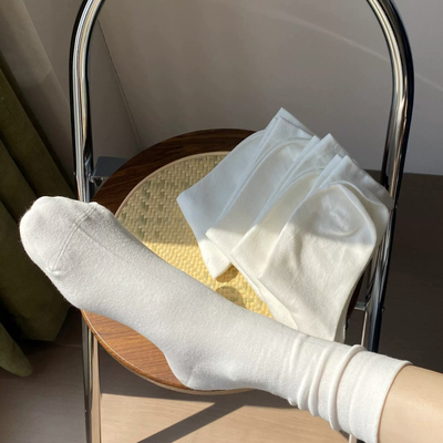 月光蔷薇!谁懂奶呼呼月子袜的杀伤力,这才是美女爱的奶白色堆堆袜