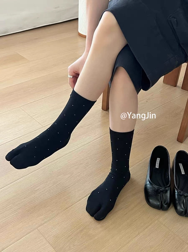 谁懂这套！黑色波点分趾袜真的上大分~搭配tabi鞋真的是博主穿搭