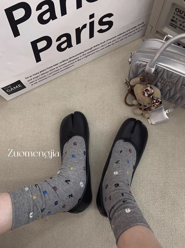 Tabi日系sousou来咯！搭配灰色系分趾袜的猪蹄鞋～数字木屐露趾袜
