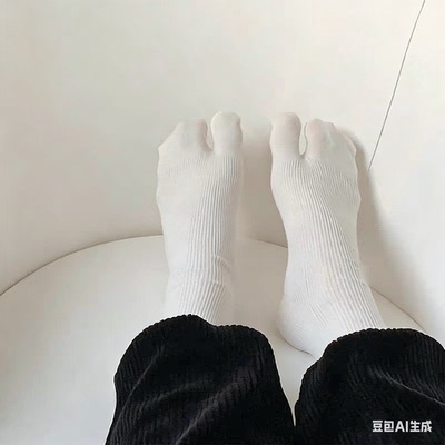 救命！谁懂啊！被这双白色分趾袜子狠狠拿捏住了～细抽条好有质感