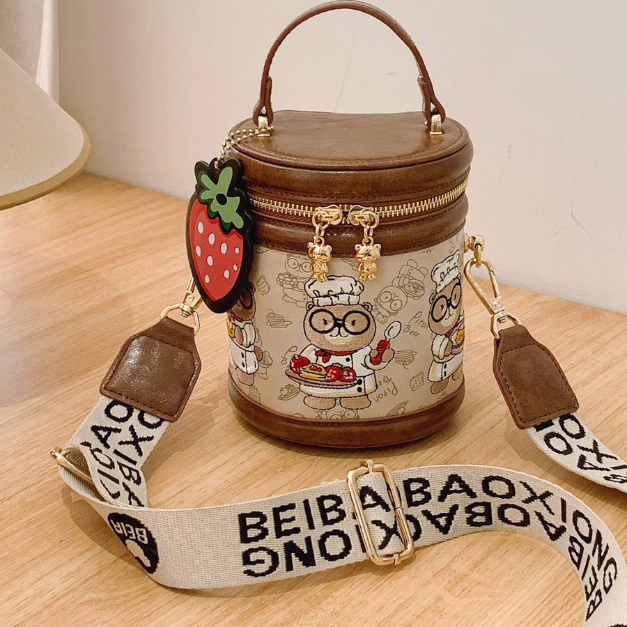 北包包2025新款宽肩带手机圆筒包女原创小熊单肩包通勤小众斜挎包