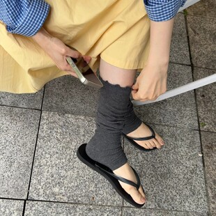 人字拖配踩脚袜~松弛感穿搭，好chill！夏季卷边舒适中筒袜套鞋带