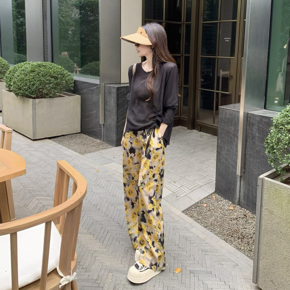 胖东来休闲运动套装女夏季2025超火时髦微透黑色罩衫碎花阔腿裤两
