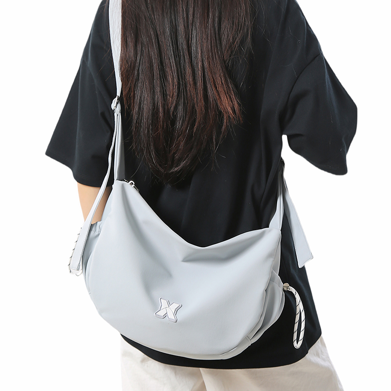 阿哟简约大容量轻便斜挎包