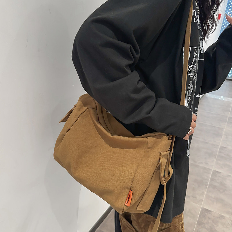 单肩包女简约日系新款通勤包大容量潮牌时尚邮差包百搭学生斜挎包