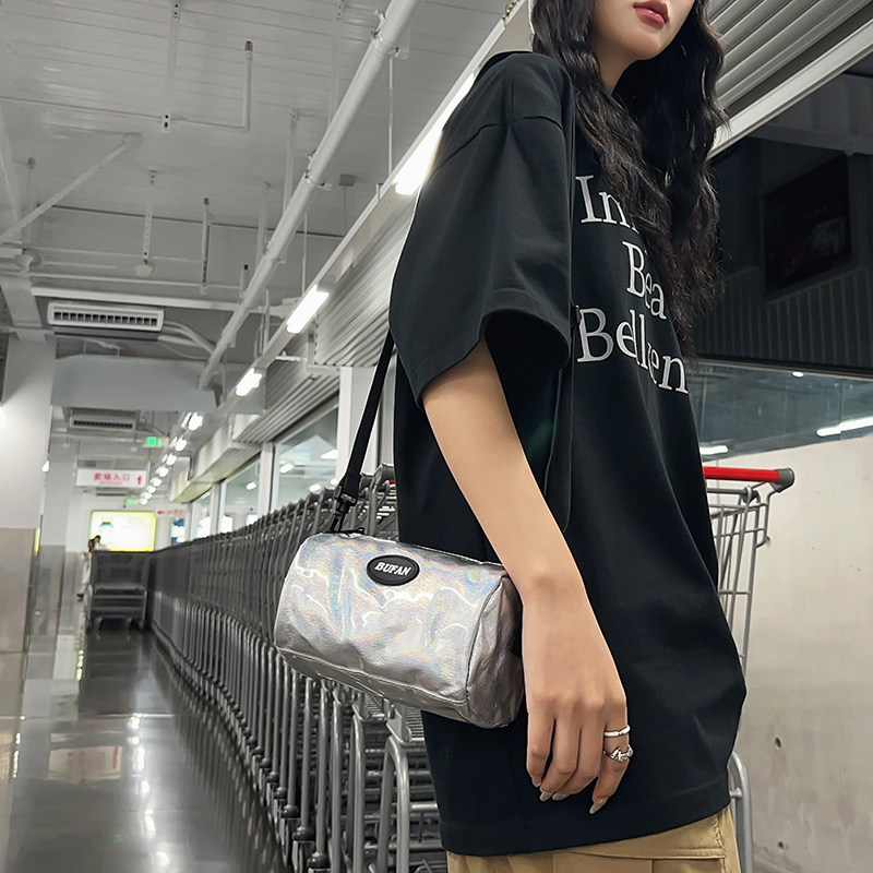 时尚镭射小包包女2025新款潮牌运动单肩包百搭枕头包慵懒风圆筒包