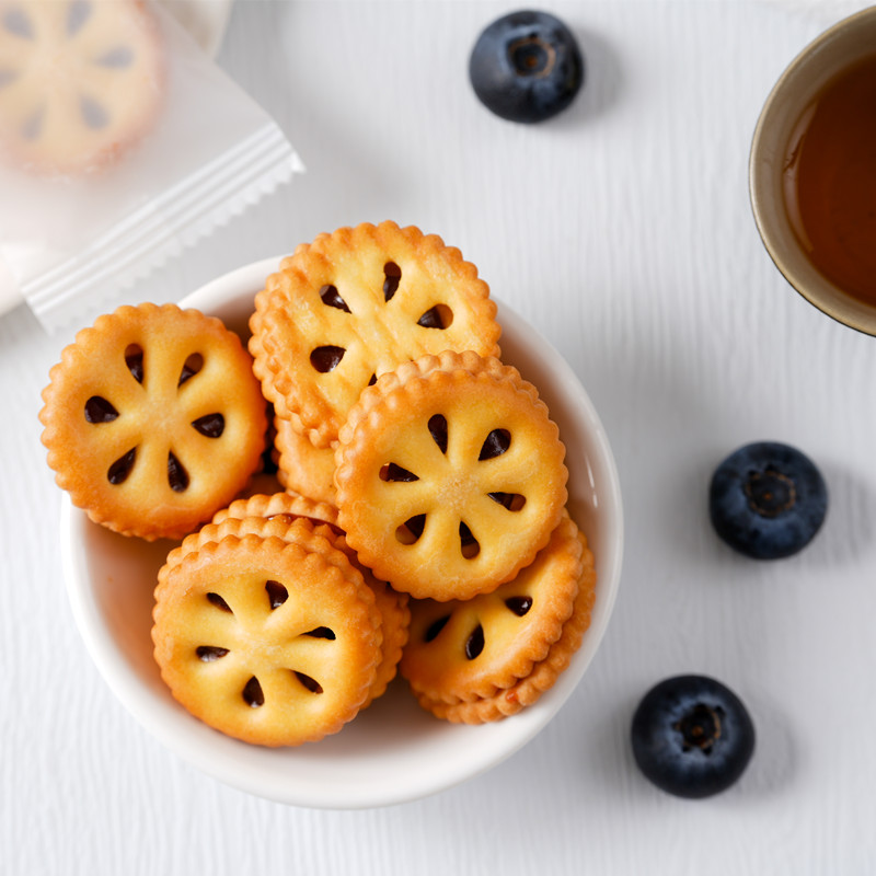 家乡纯日式旋风轮果酱夹心饼干蓝莓凤梨味零食儿时味道怀旧食品