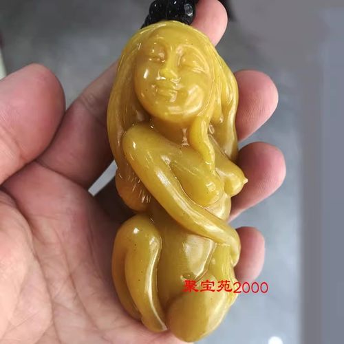 黄玉立体雕刻美女出浴玉石遇贵人坠子文玩把玩件仿黄龙玉美人把件