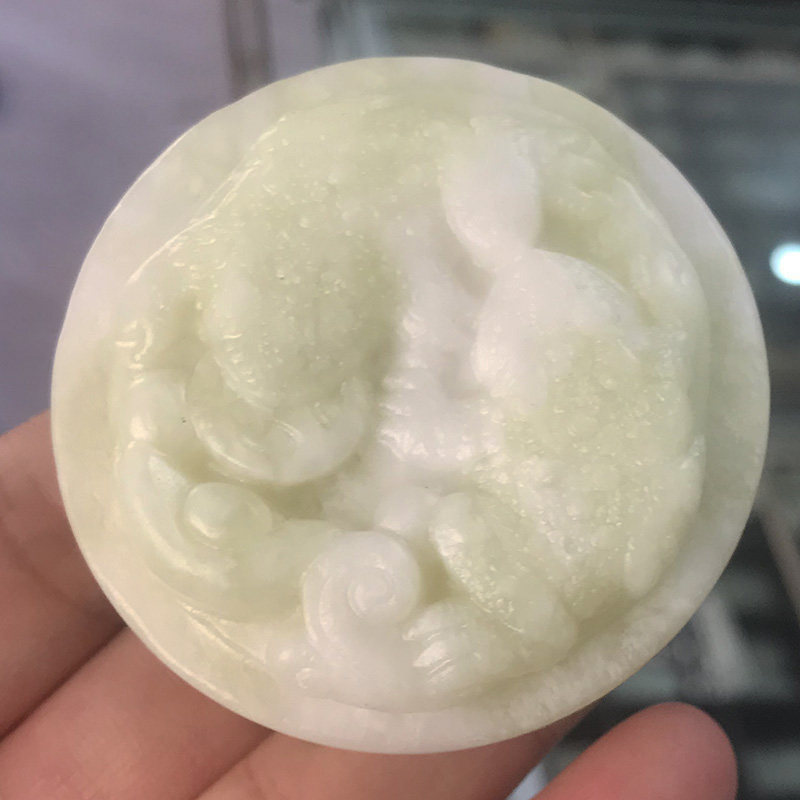天然姜花岫岩玉三足金蟾瑞兽腰扣男士腰挂腰佩岫玉招财金蟾皮带扣