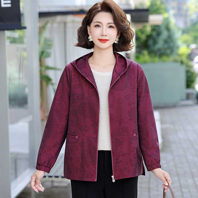 专柜妈妈春秋季短款夹克外套2026新款风衣连帽中老年女装薄款休闲