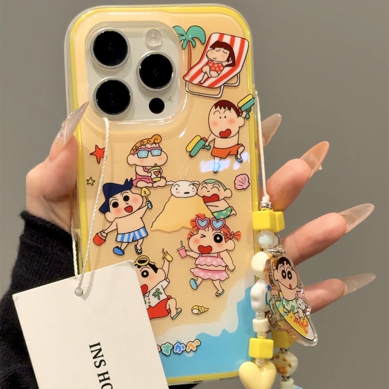 卡通蜡笔小新海边沙滩玩耍适用iphone16promax手机壳苹果15新款14