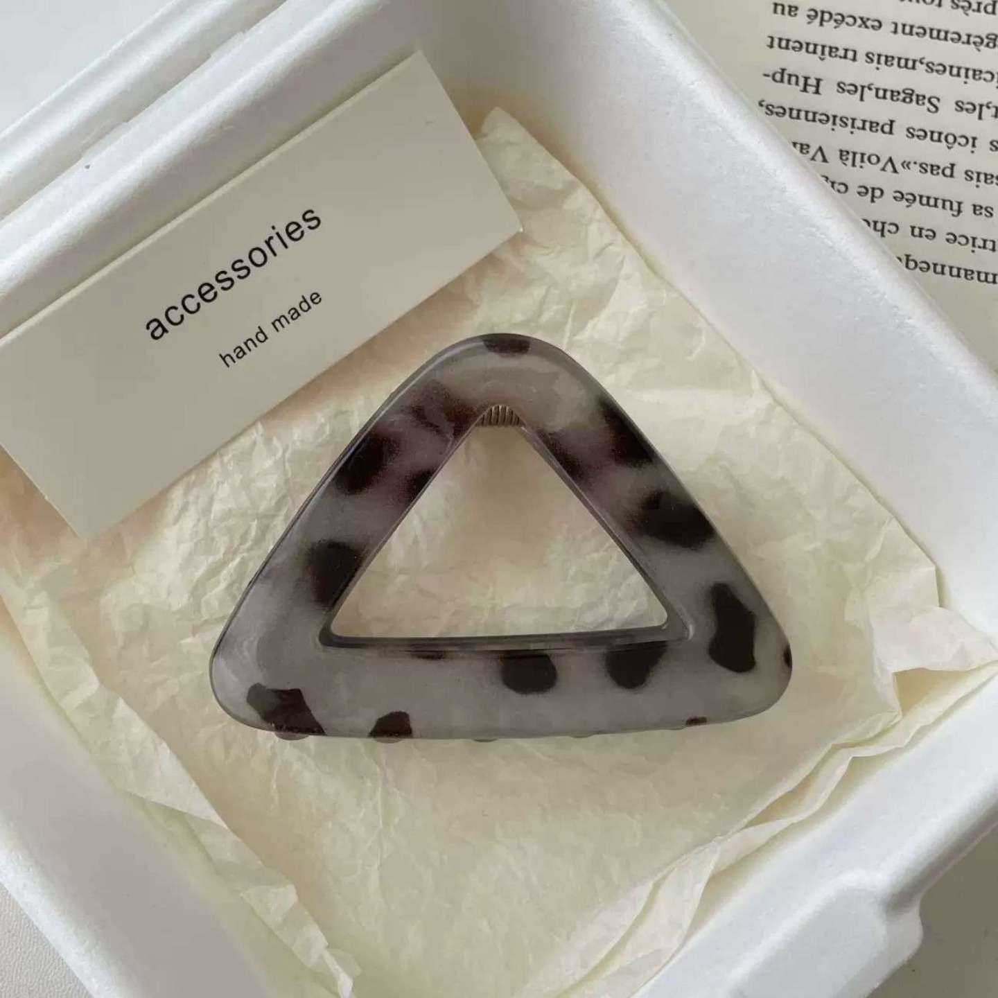 三角形豹纹抓夹发量少中号发夹后脑勺盘发鲨鱼夹简约文化创意手环