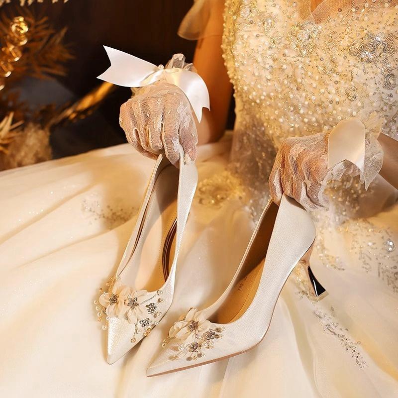 高级感绸缎主婚纱婚鞋花朵水钻尖头细跟浅口高跟鞋女不累脚订婚鞋