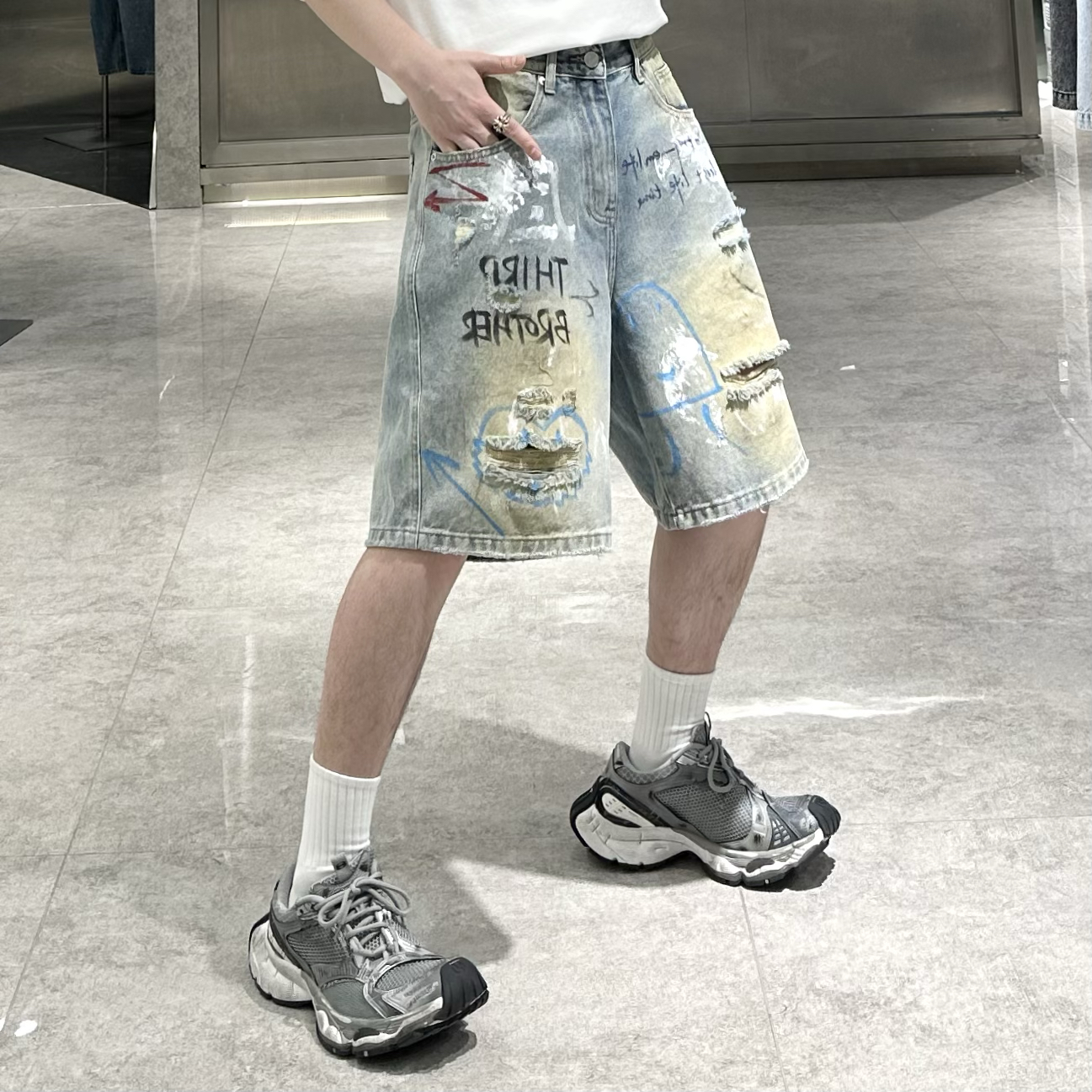 潮牌夏季破洞牛仔短裤男美式做旧手绘字母涂鸦宽松青年帅气五分裤