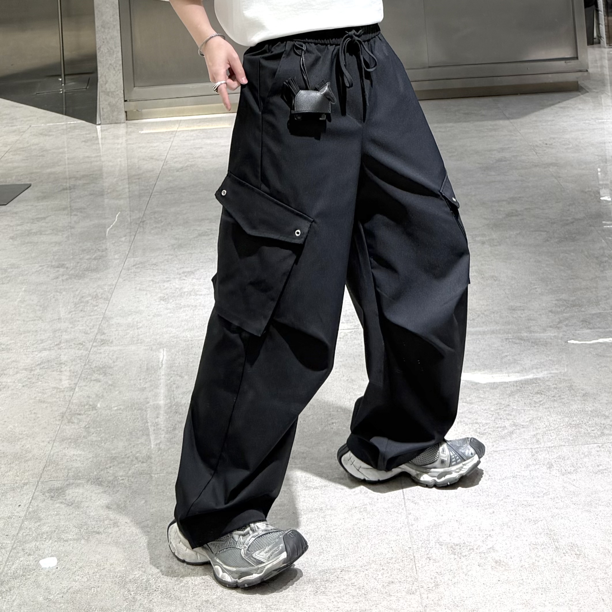 潮牌春季直筒工装裤男韩版纯色大口袋小马挂件宽松青年帅气阔腿裤