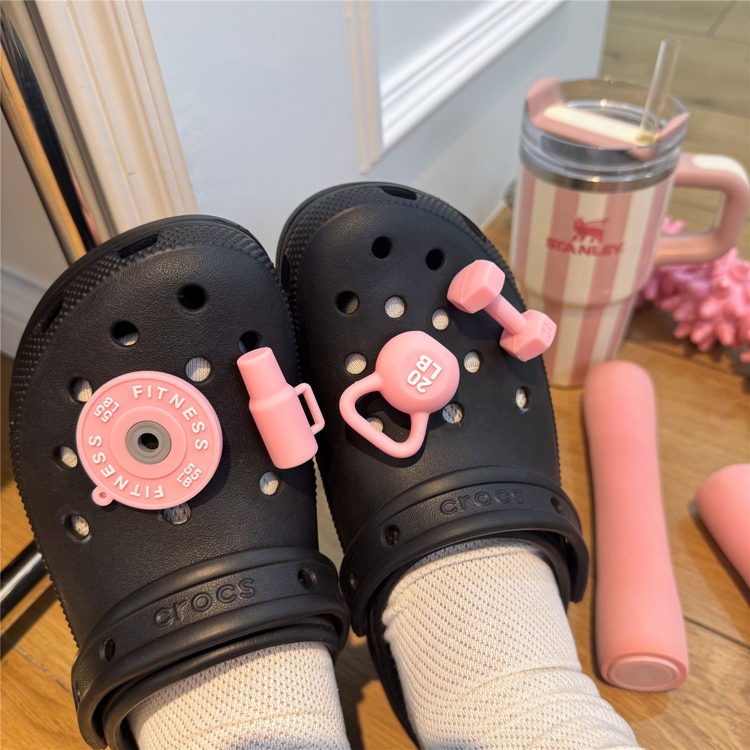 健身主题洞洞鞋鞋花可爱女生