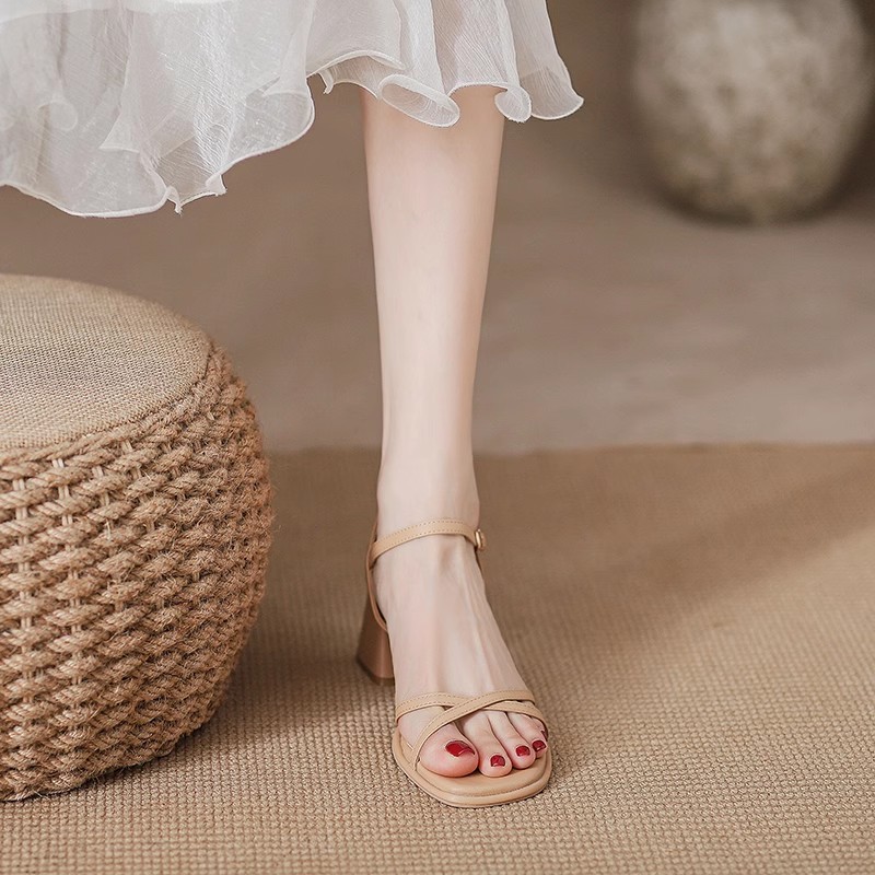 中粗跟杏色一字带气质凉鞋女法式