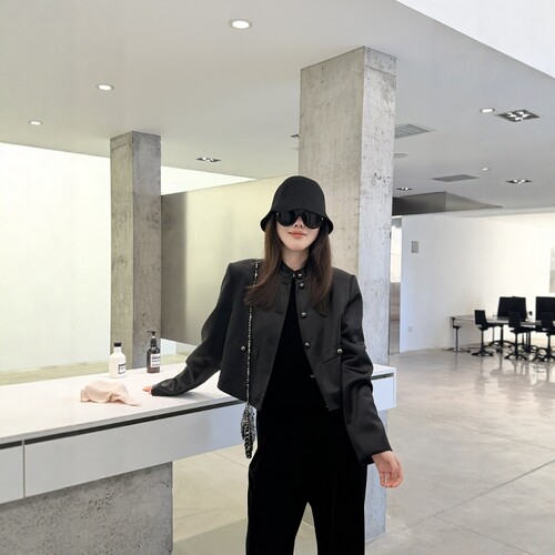 摩登197黑色醋酸缎面立领夹克女