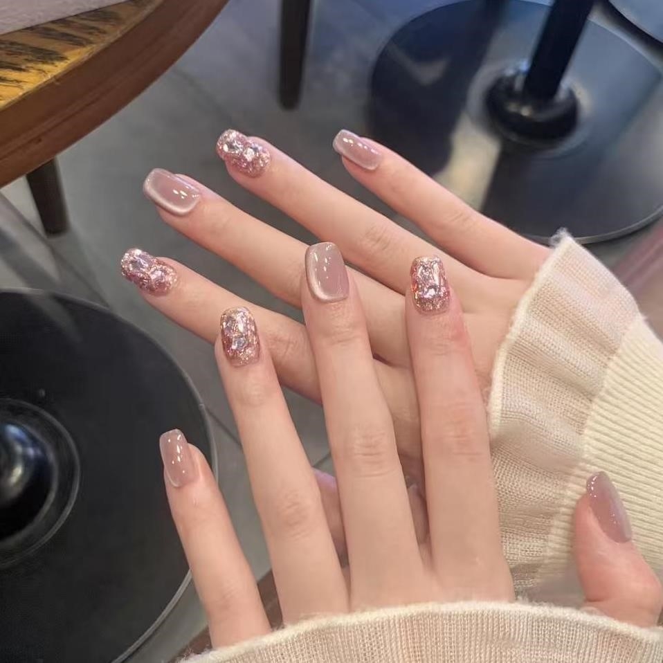 手工穿戴甲2025新款短款粉嫩猫眼高级感秋冬穿戴式成品假指甲贴片