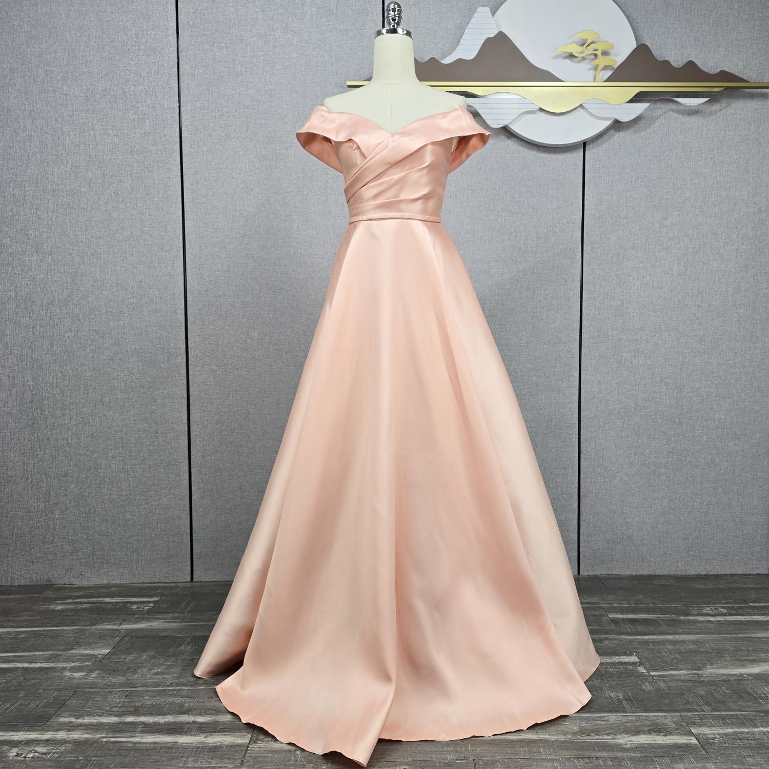 A摆长裙一字肩缎面晚礼服