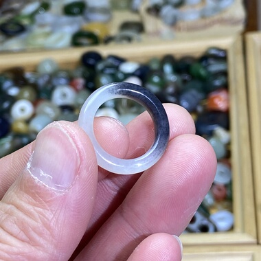 和田玉籽料卡16戒指白玉青花黑白分明古风跑环玉环文玩珠串挂饰