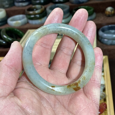 和田玉籽料手镯55圈口枣红皮白玉糖青花古风镯子手工雕刻复古纹饰