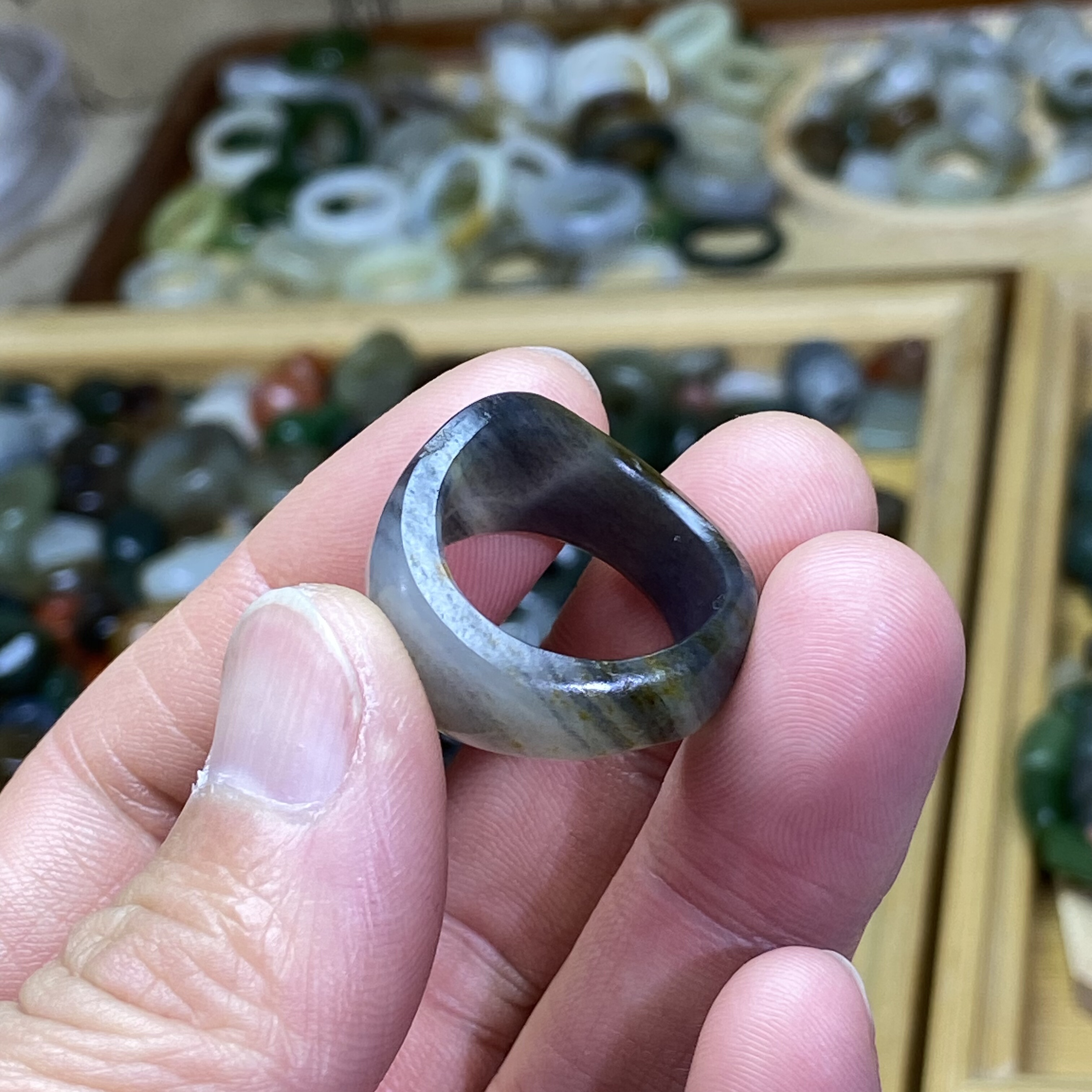 和田玉籽料独籽卡18随型戒指洒金皮天地满皮古风戒圈玉环文玩挂饰