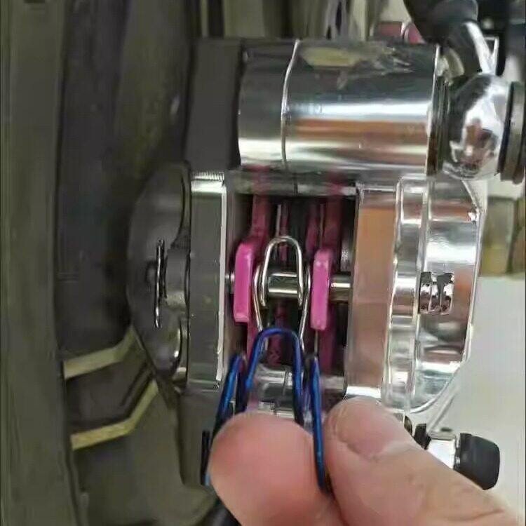 电动车摩托车碟刹卡钳弹片下泵分离器小螃蟹鲍鱼烧钛刹车弹簧片图片
