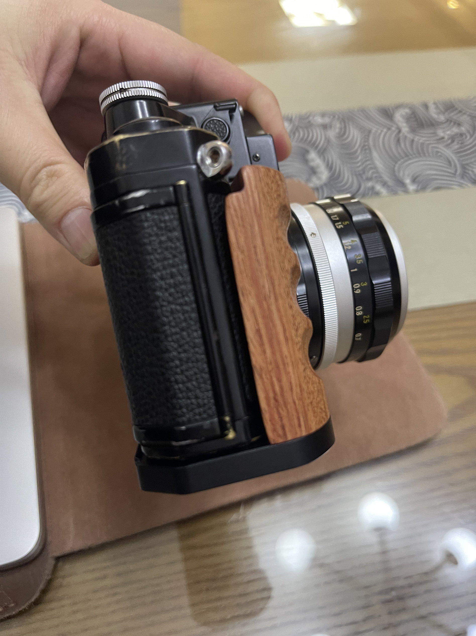 尼康F2实木手柄，铝合金底板阿卡快装，可直接上三脚架增加手握力