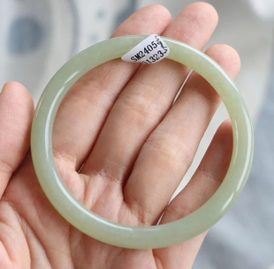 保真和田玉手镯59圈口证号5111323新疆且末料和田玉晴水色圆条