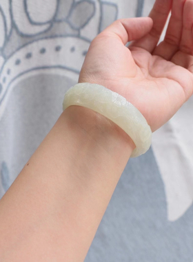 玉手镯圈口53.5，喜上眉梢雕工镯（证书编号2241906喜上眉梅梢