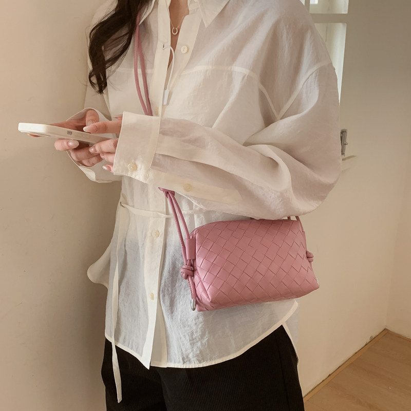 早春小众小包包女2026新款银色编织纹小方包高级感时尚单肩斜挎包
