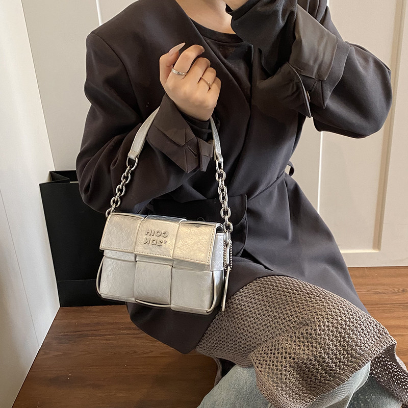 高级感银色小众编织包包女2026新款百搭斜挎包时尚手提上班小拎包