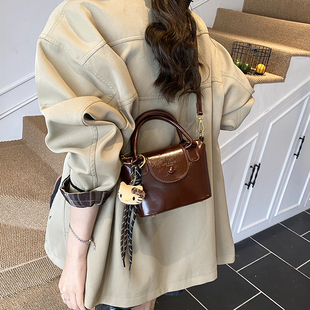 精致超火小包包女2025新款高级感复古百搭斜挎包爆款手提包小拎包