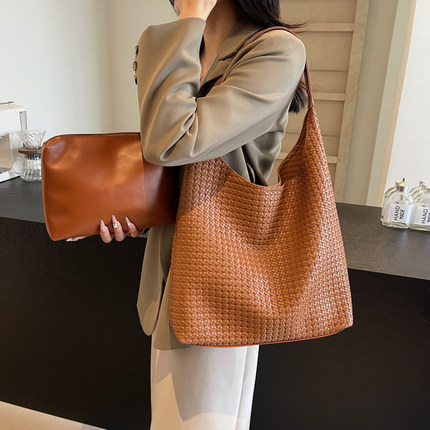 秋冬季复古大容量包包女式2025新款时尚通勤单肩包编织托特水桶包