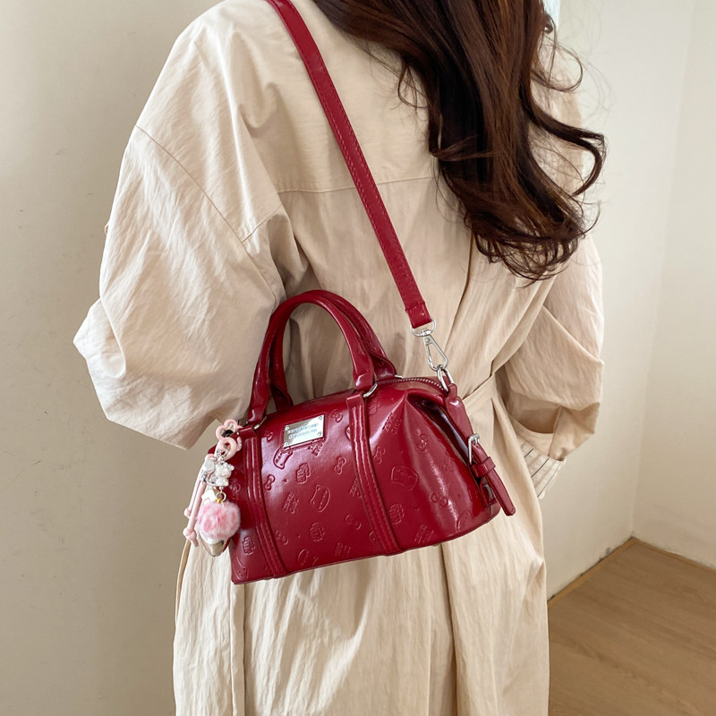高级感红色手提包包女2026新款时尚小众压花枕头包精致单肩斜挎包