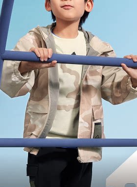 adidas童装图案印花抗风梭织运动休闲连帽夹克外套男童铅白IQ0999