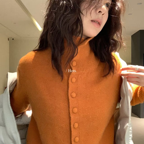 柔柔家单排扣高领针织衫