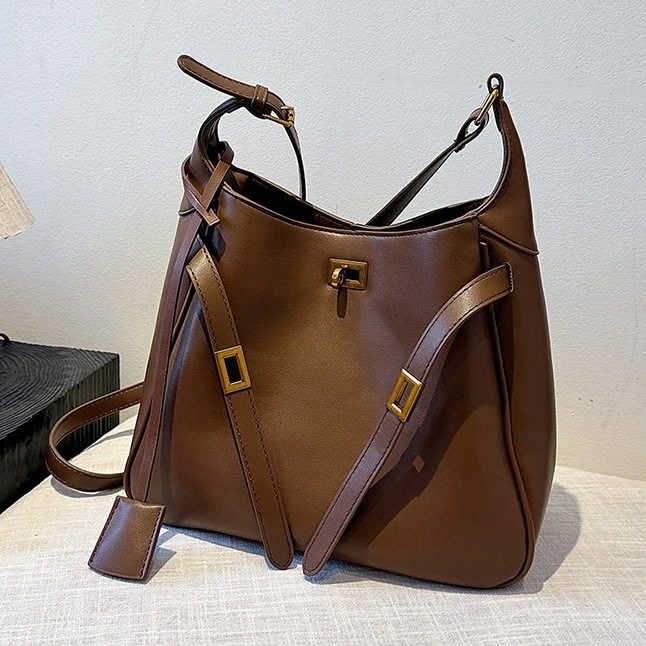 小C&K锁扣托特包水桶包2025新款大容量复古通勤单肩斜挎高级