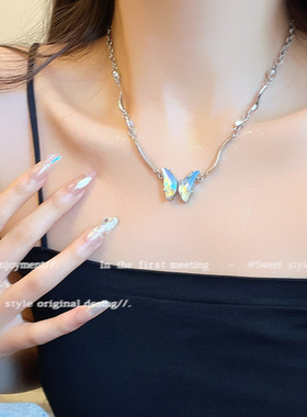 渐变色蝴蝶吊坠项链女款小众轻奢时尚甜酷辣妹卫衣链高级感锁骨链